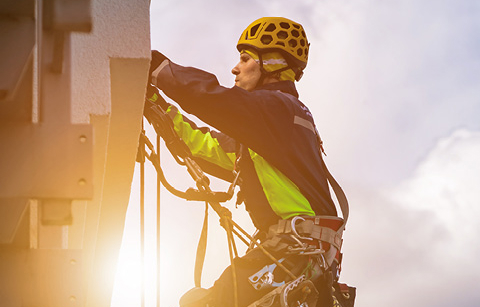 Fallsikring for en tryggere hverdag: utstyr, sertifisering og kurs