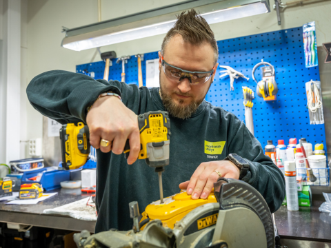 Aleksander på verkstedet hos Montasjeutstyr avdeling Bergen Festematriell.