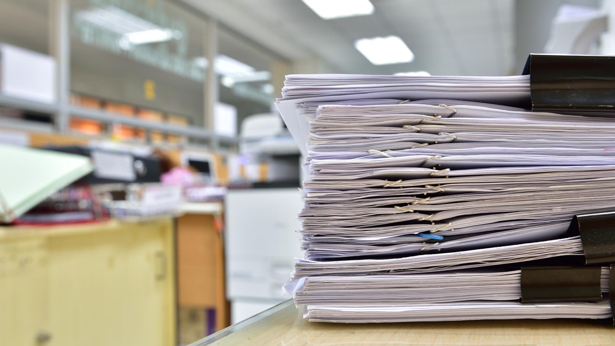 Optimera hjelper deg å samle lovpålagt informasjon om produktene du kjøper og bruker. Illustrasjonsbilde av dokumenter på arbeidsplass.